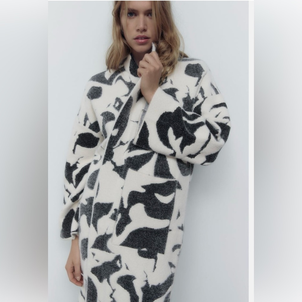 ZARA OFF WHITE/BLACK
JACQUARD KNIT COATIGAN COAT